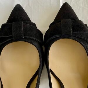 Gorgeous Ann Taylor Black Suede Bow Pumps!!